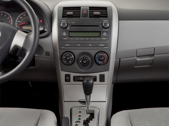 2013 Toyota Corolla 4dr Sdn Auto LE (Natl)