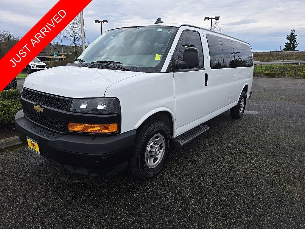 2023 Chevrolet Express Passenger 3500 1LS