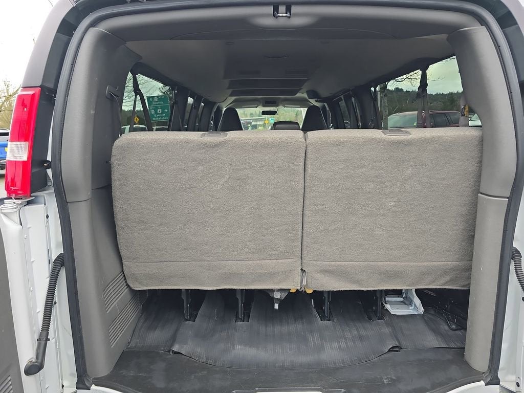 2023 Chevrolet Express Passenger 3500 1LS