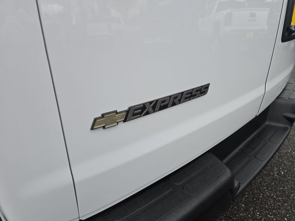 2023 Chevrolet Express Passenger 3500 1LS
