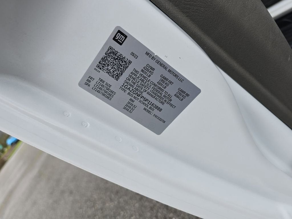 2023 Chevrolet Express Passenger 3500 1LS