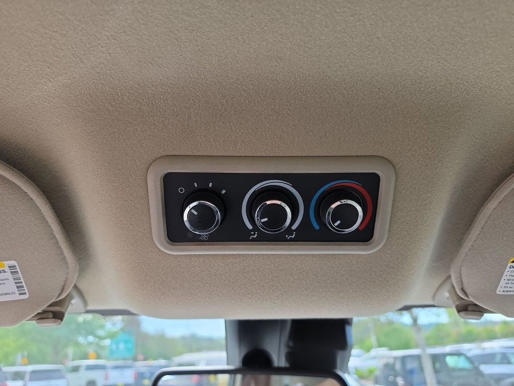 2025 Chevrolet Express Passenger 1LT