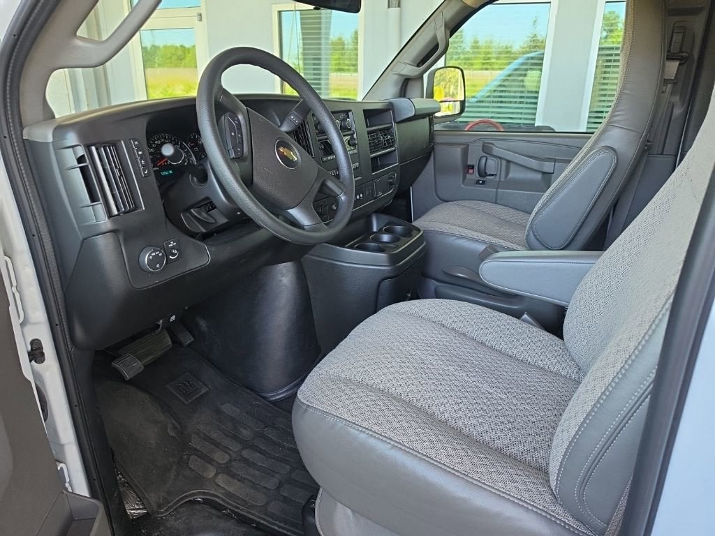 2025 Chevrolet Express Passenger 1LT