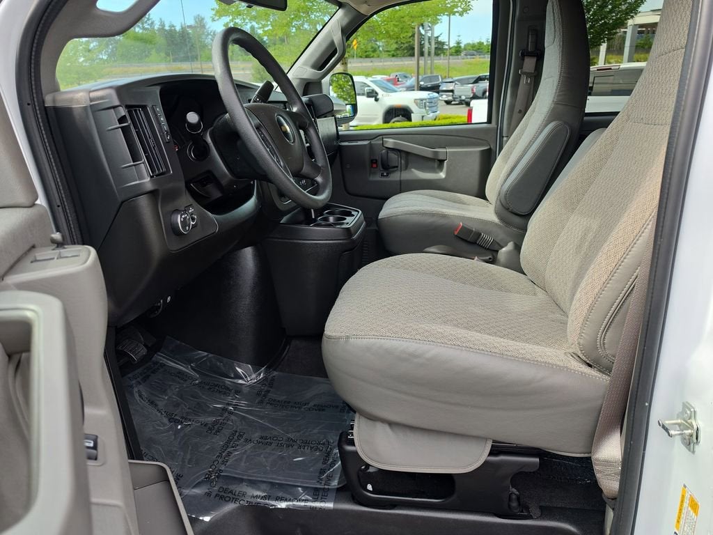 2025 Chevrolet Express Passenger 1LT