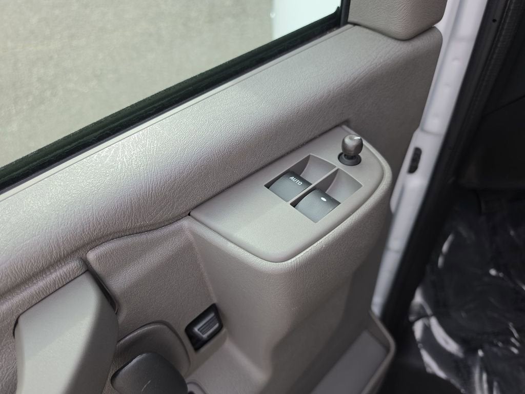 2025 Chevrolet Express Passenger 1LT