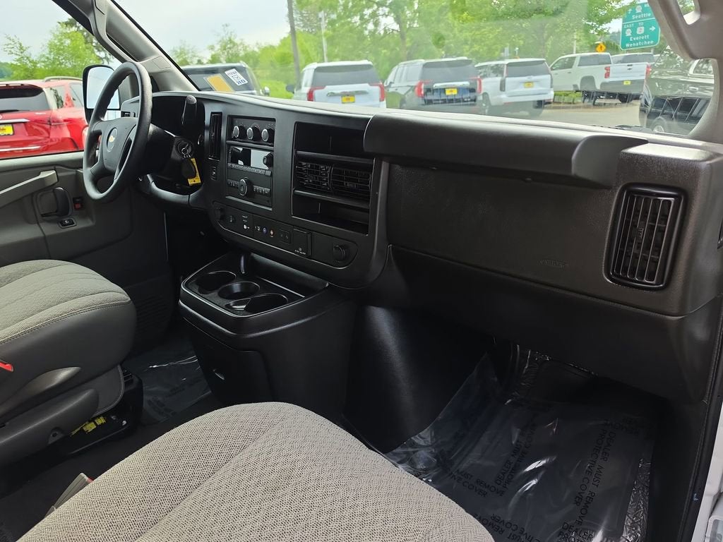 2025 Chevrolet Express Passenger 1LT