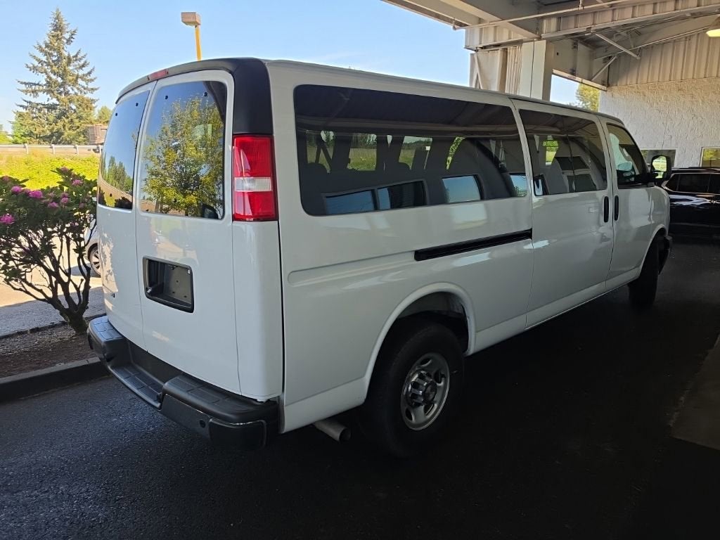 2025 Chevrolet Express Passenger 1LT