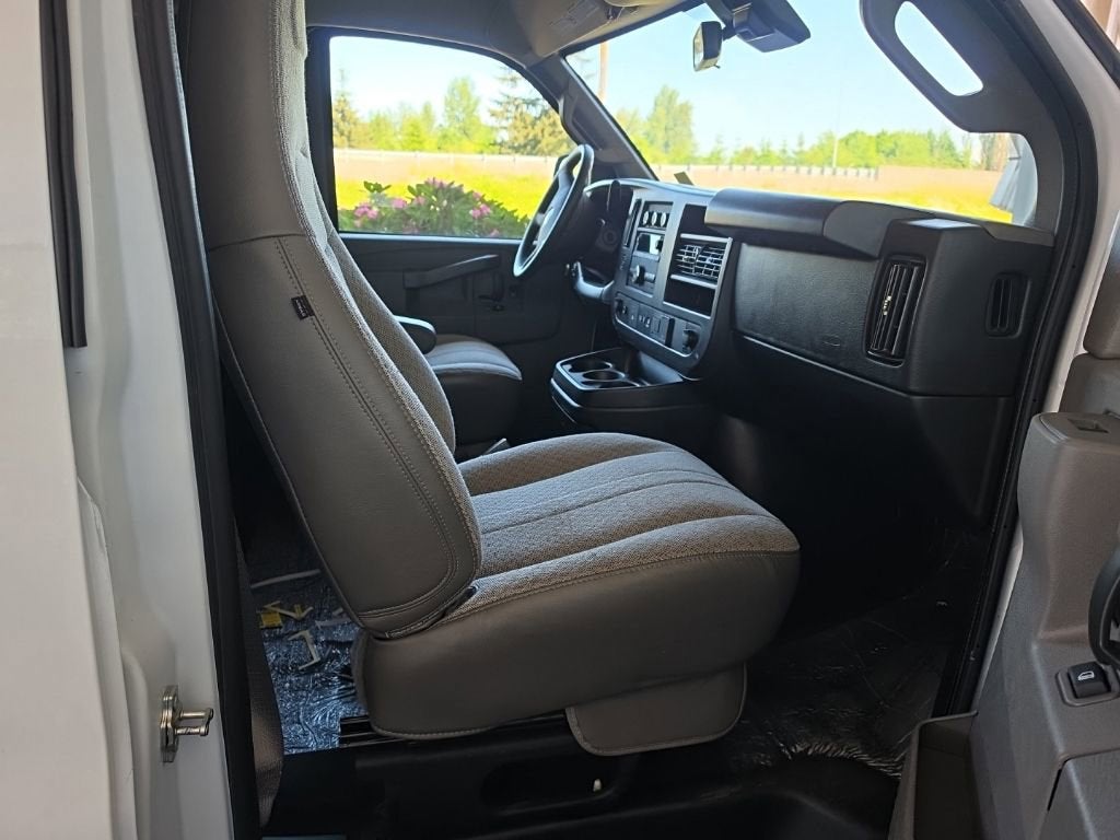 2025 Chevrolet Express Passenger 1LT