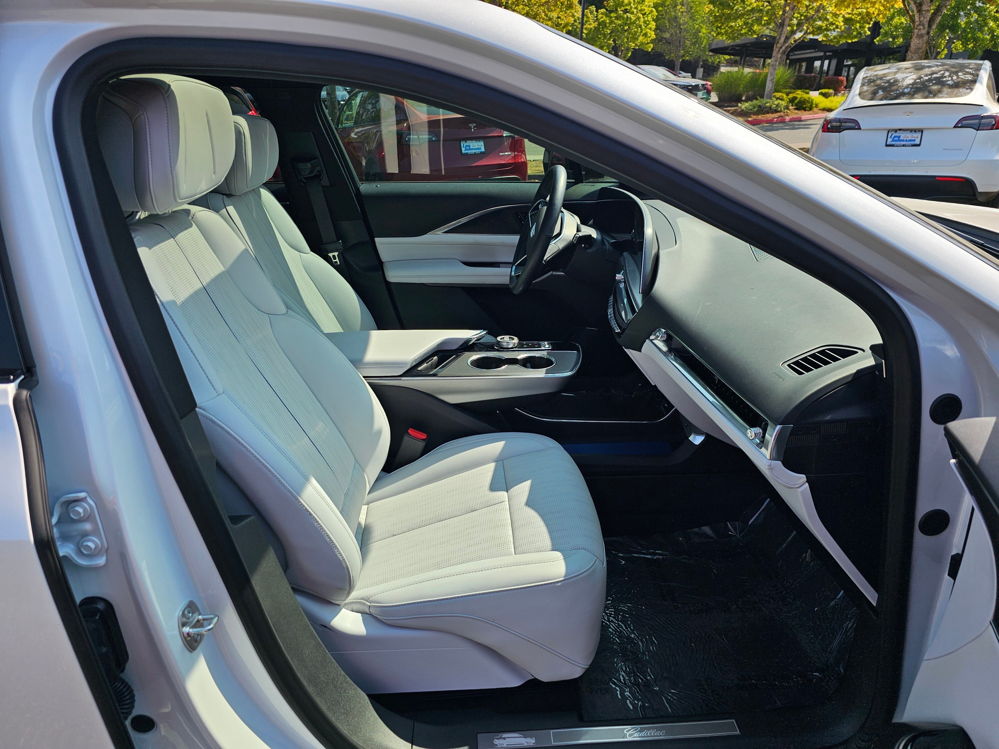 2024 Cadillac LYRIQ Luxury 1