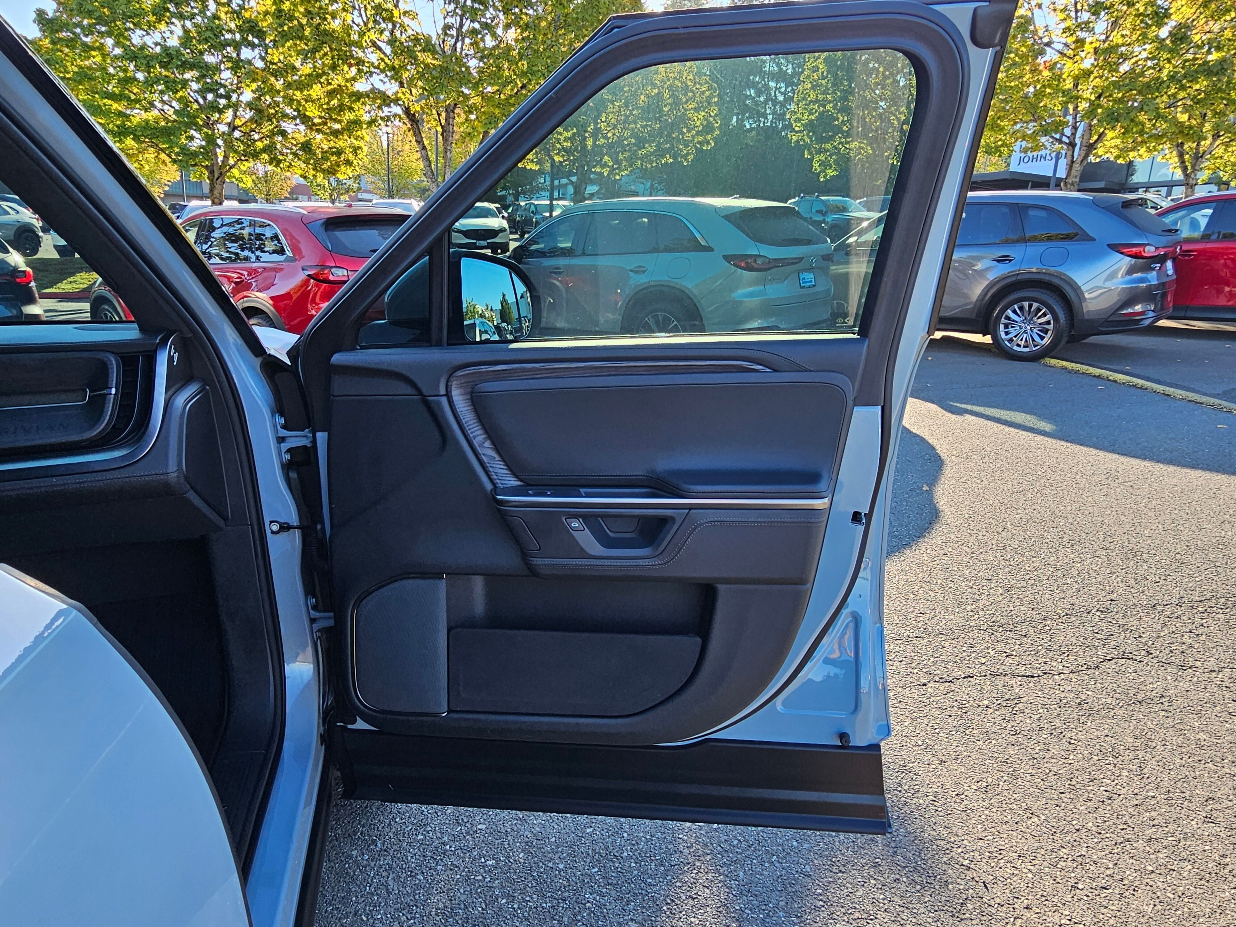 2025 RIVIAN R1S Adventure