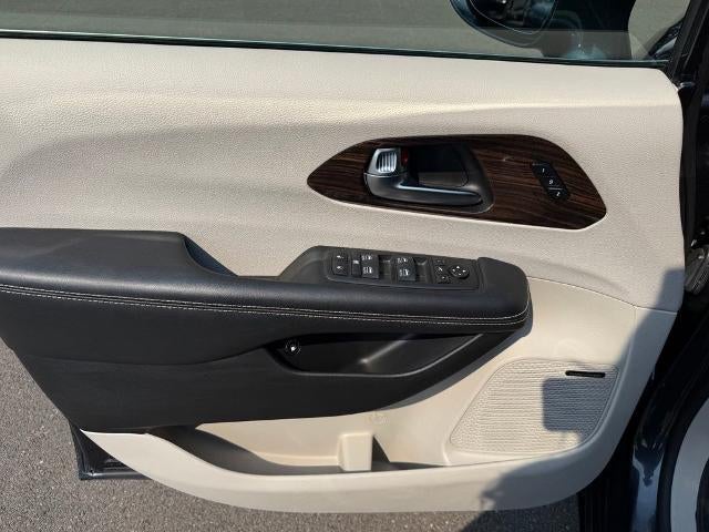 2021 Chrysler Pacifica Hybrid Limited FWD