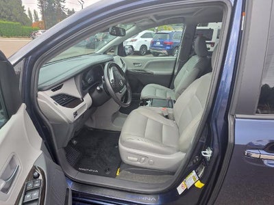 2018 Toyota Sienna XLE FWD 8-Passenger (Natl)